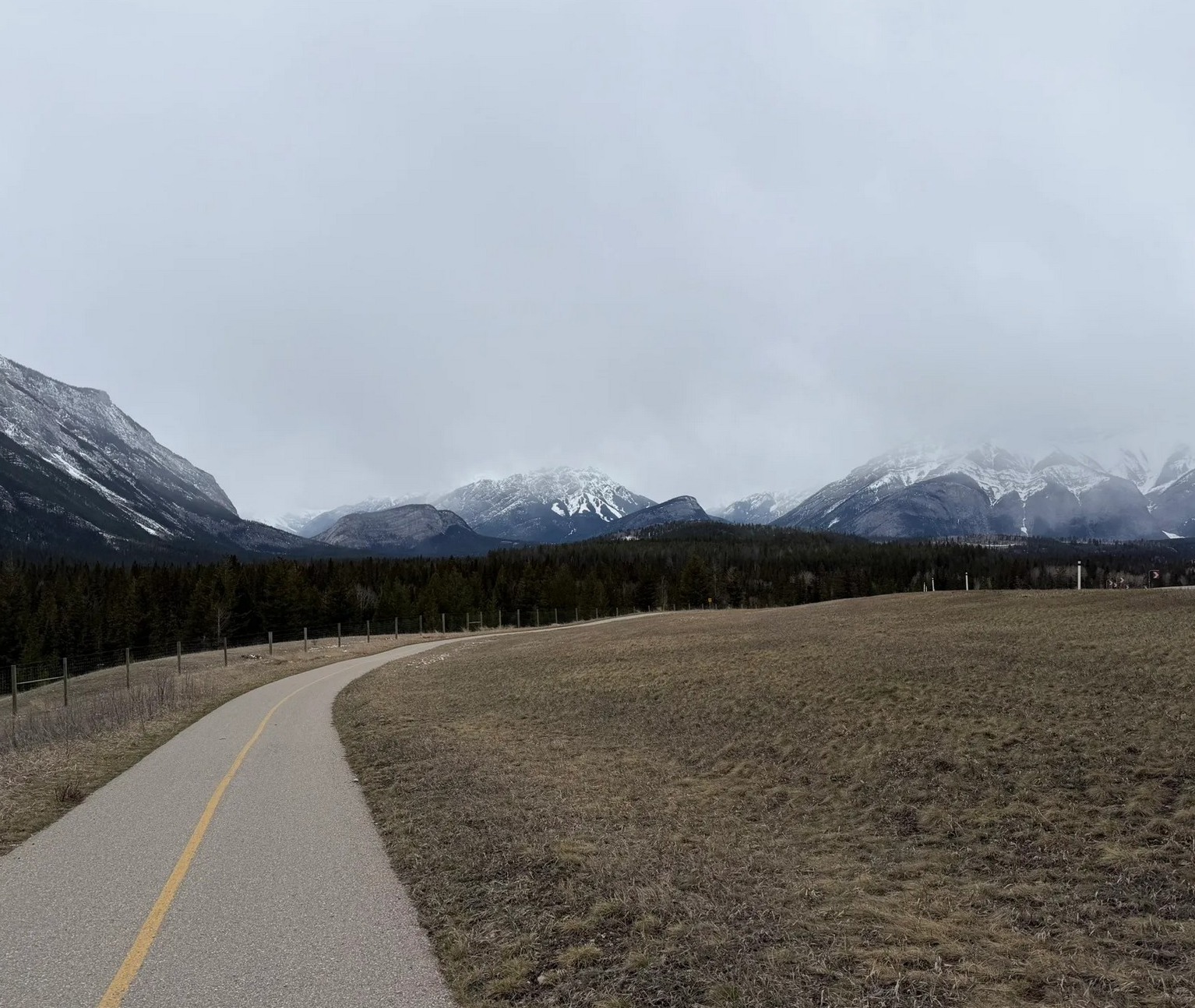 Départ de la piste sentier de l’Héritage (Legacy Trail) près de Canmore